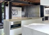El diseño propuesto se centró en mantener el alma, la forma y las escaleras interiores de la casa original, combinado en un espacio moderno.