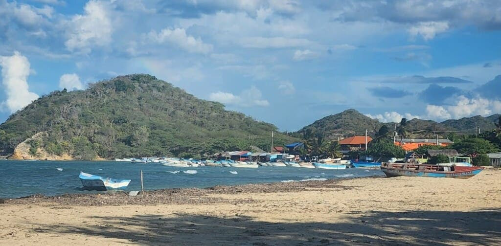 Las fotos presentan dos realidades distintas en un mismo escenario en Playa Buen Hombre. Foto Rafael Santos.