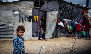 Familias en refugios temporales en Rafah.