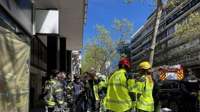 Rescatados dos trabajadores tras derrumbarse un falso techo en una obra en la calle Velázquez