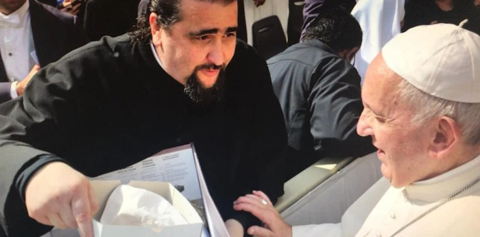 El exorcista Cristian Meriggi con el Papa Francisco.