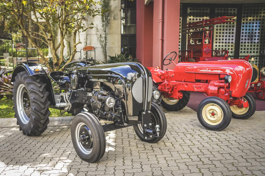 Tratores Porsche Diesel expostos no museu CARDE (YO! Studio/Porsche Club Brasil)