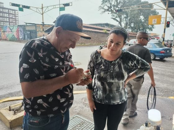 En Táchira reparan bombillos por constantes apagones y fluctuaciones de electricidad