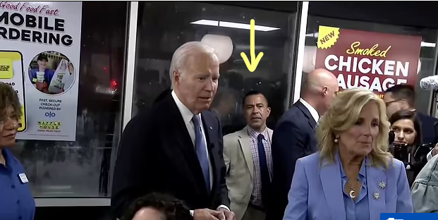 Photo of Biden inside Waffle House.