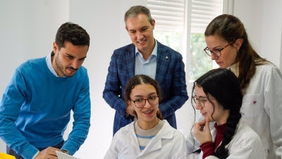 Estudiantes de Bachillerato aprenden a extraer material genético y clonar ADN en la Semana de la Ciencia