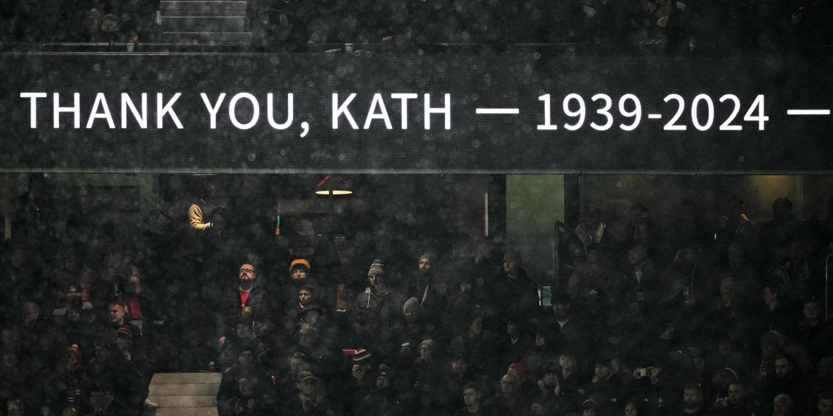 Manchester United's team players and supporters pay a tribute to late receptionist Kath Phipps during the English Premier League football match between Manchester United and Nottingham Forest at Old Trafford in Manchester, north west England, on December 7, 2024. (Photo by Oli SCARFF / AFP) / RESTRICTED TO EDITORIAL USE. No use with unauthorized audio, video, data, fixture lists, club/league logos or 'live' services. Online in-match use limited to 120 images. An additional 40 images may be used in extra time. No video emulation. Social media in-match use limited to 120 images. An additional 40 images may be used in extra time. No use in betting publications, games or single club/league/player publications. /