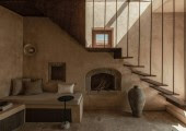 El diseño interior es minimalista pero cálido, con mobiliario integrado en la propia estructura.