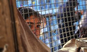 Una niña observa la destrucción desde la ventanta e, Khan Younis, Gaza.