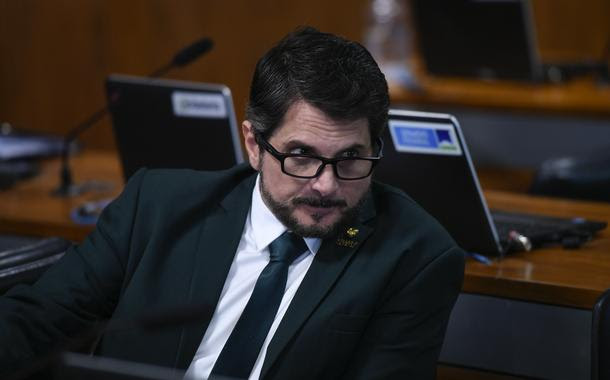 Marcos do Val tem rede social suspensa e R$ 50 milhões bloqueados após novos ataques ao STF