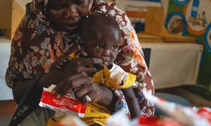 Una niña de ocho meses recibe tratamiento por desnutrición aguda grave tras recibir raciones en un centro de nutrición apoyado por el Programa Mundial de Alimentos en Port Sudan.