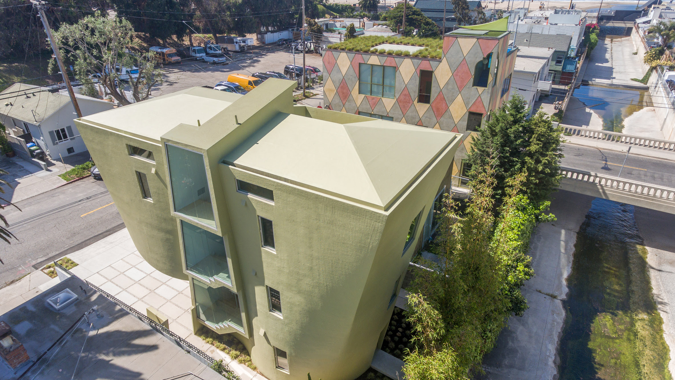 La Casa A+M es un proyecto de Eric Owen Moss Architects para él y su familia, situada en el barrio del Cañón de Santa Mónica (Los Ángeles).
