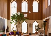 La distribución está diseñada en torno a un salón de doble altura que cuenta con una lámpara de araña, un sofá y el mobiliario de diseño.