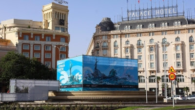 Una lona inspirada en la Fuente de Neptuno cubre el monumento durante dos meses para su restauración