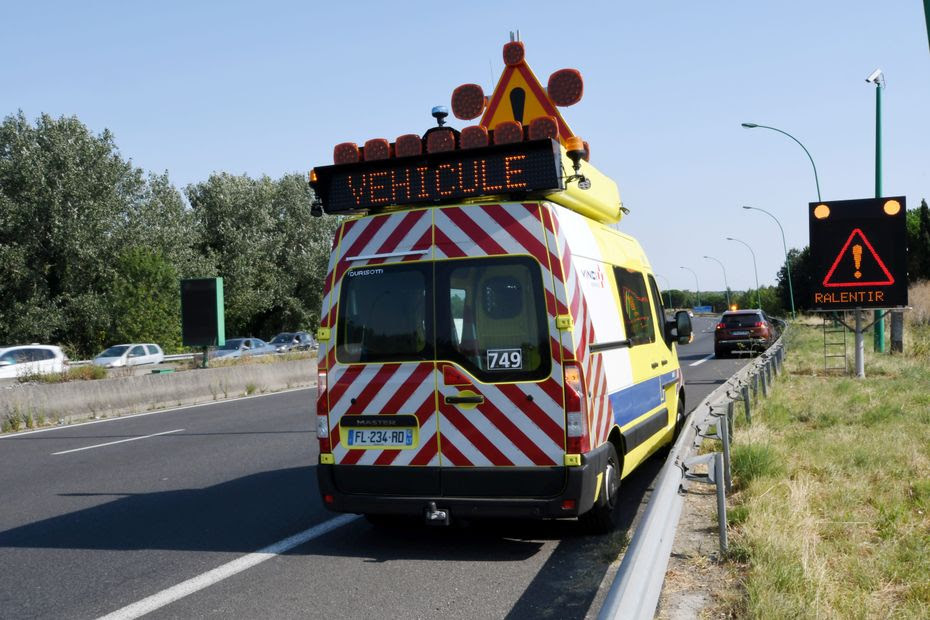 Distrait par son téléphone au volant, il avait causé la mort de deux agents des routes : un conducteur condamné à de la prison avec sursis