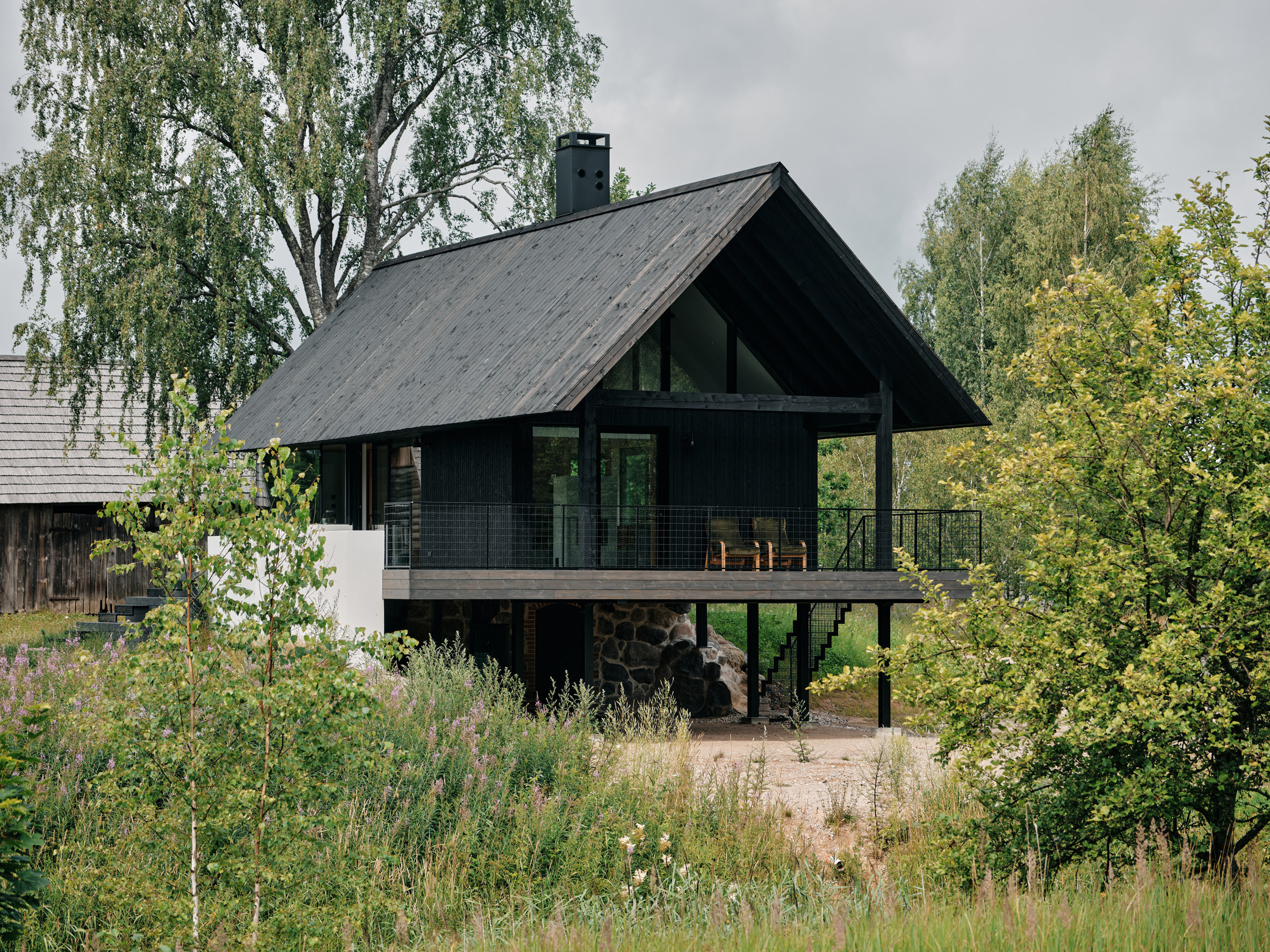 La Casa Põro, situada en el condado de Võru, Estonia, ha sido diseñada por Hanna Karits y Mari Hunt usando madera local y aprovechando una antigua bodega en desuso.