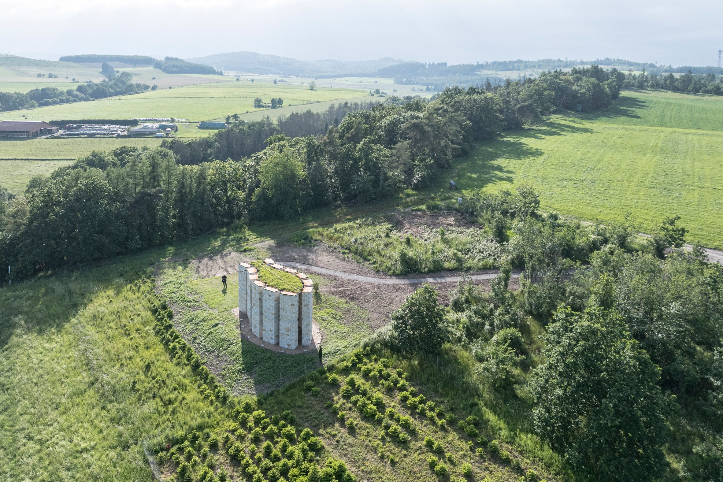 La Capilla Abierta de Hillershausen está diseñada por el estudio berlinés Christoph Hesse Architects en colaboración con la comunidad local.