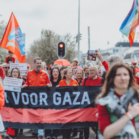 Activisten van Greenpeace met spandoek met de tekst 'Red Raja Ampat, Stop Nikkel'
