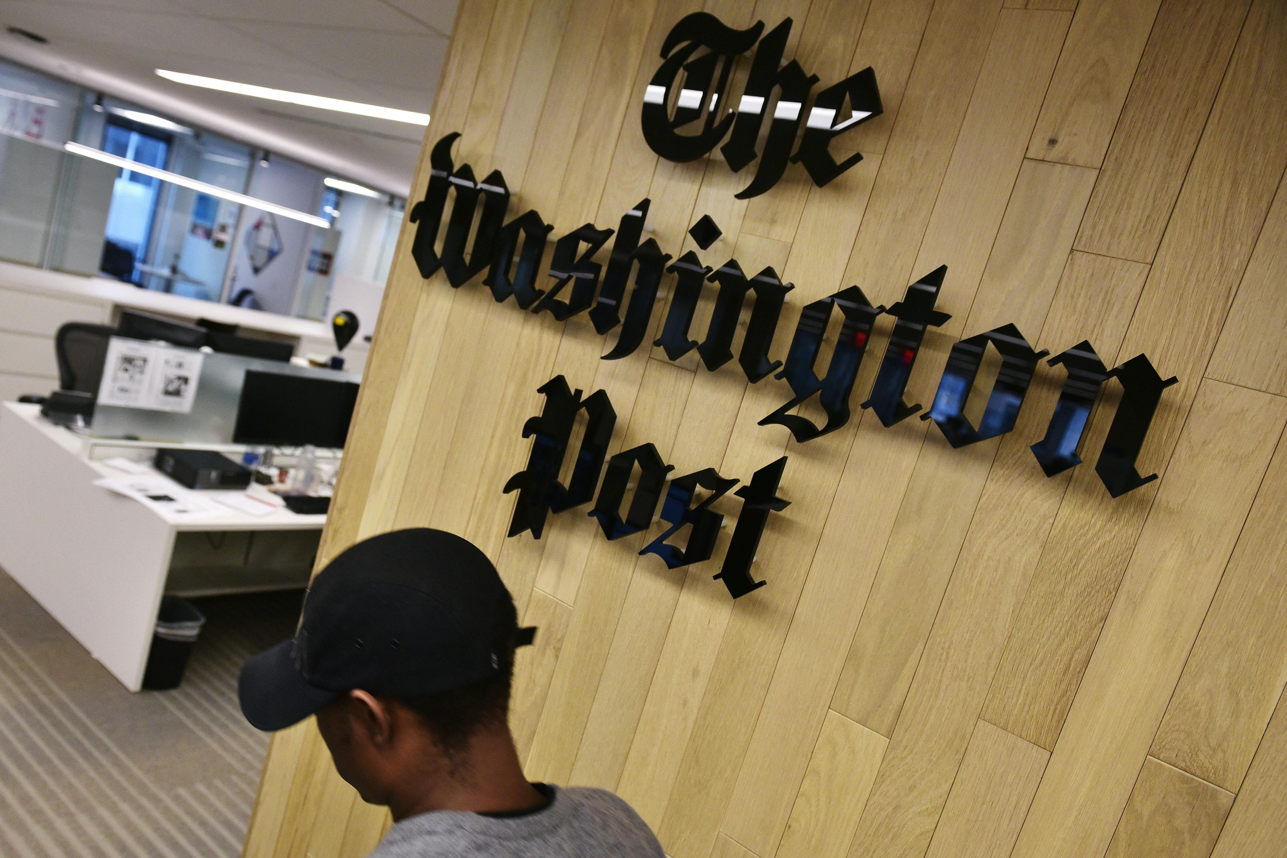 La dessinatrice de presse Ann Telnaes quitte le « Washington Post » après le rejet d’une caricature sur son propriétaire, Jeff Bezos