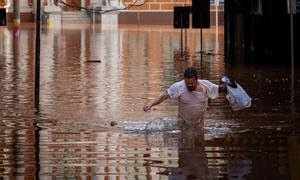 Un hombre vadea las aguas en Porto Alegre, Rio Grande do Sul, Brasil.