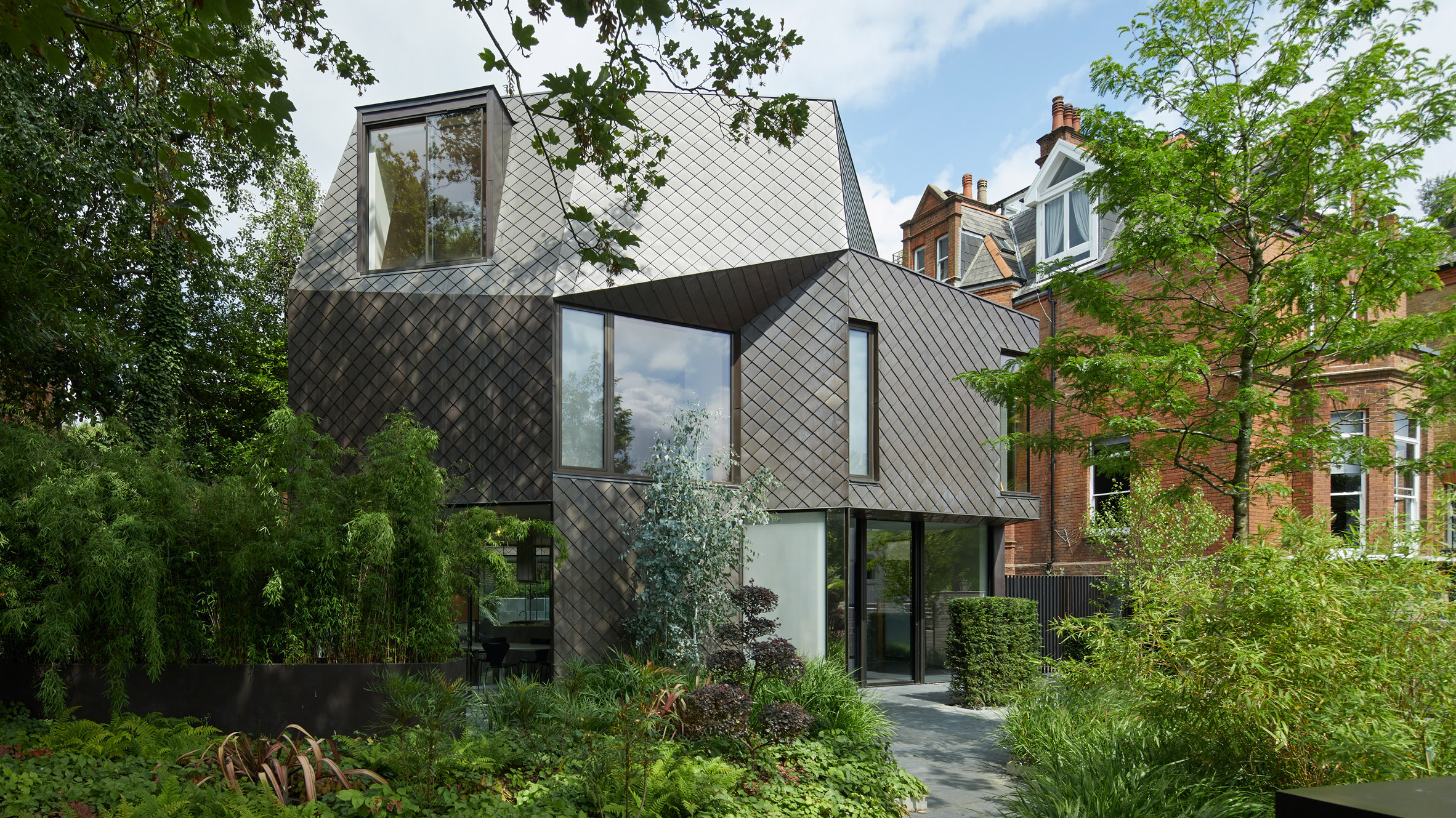 La Mesh House es la vivienda renovada por el estudio local Alison Brooks Architects en Belsize Park, Londres.