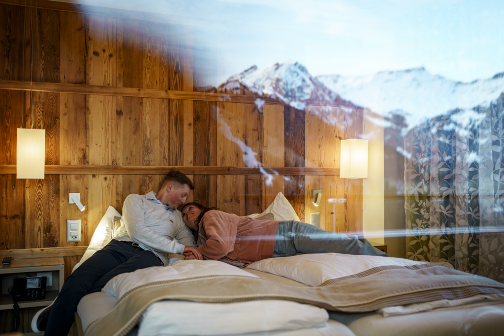 Jeune couple arrivant dans sa chambre à l'hôtel Adler, Adelboden.