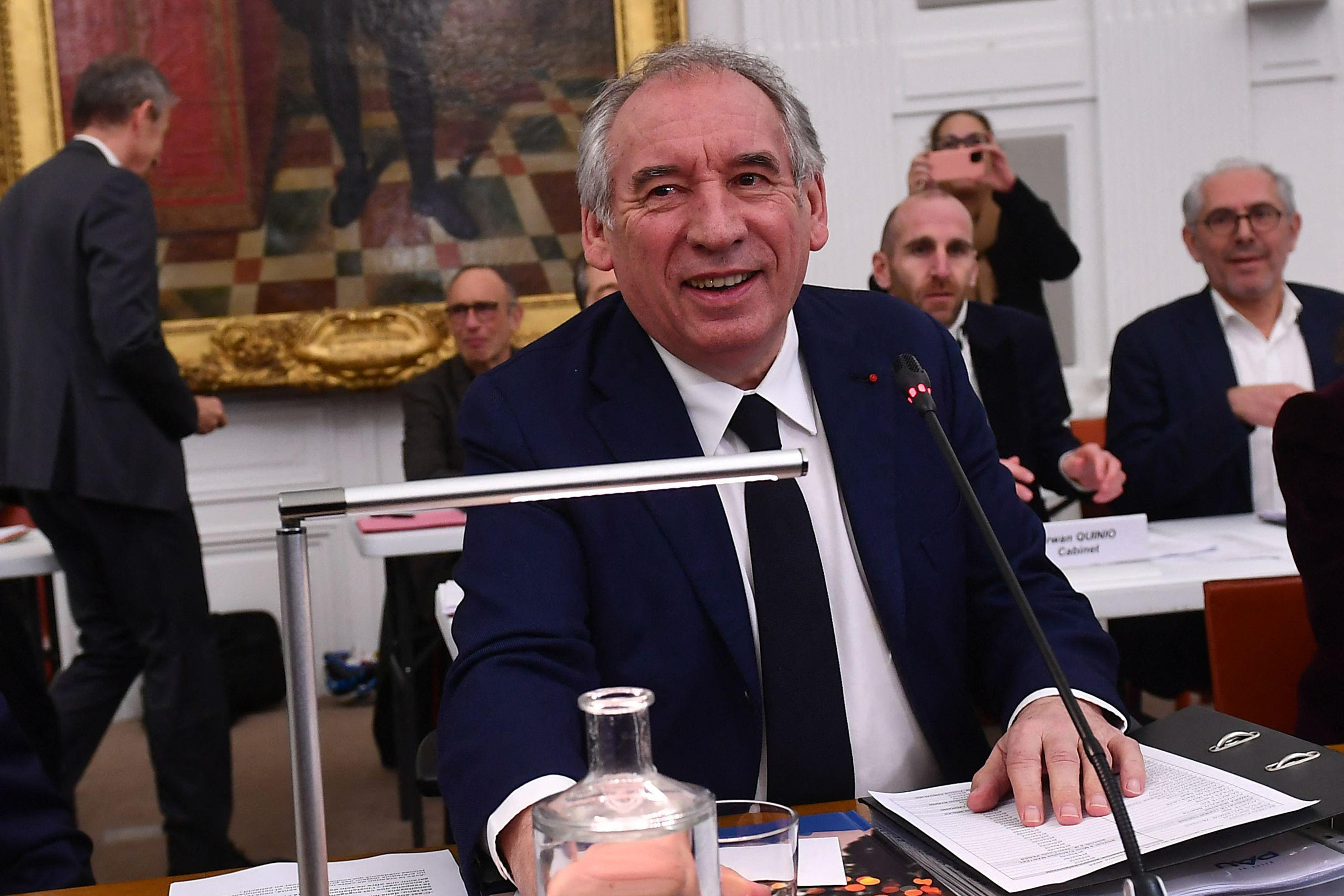 Bayrou critiqué pour être allé au conseil municipal de Pau plutôt qu’à Mayotte pour son premier déplacement