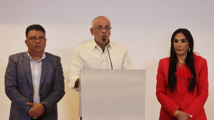 Tres alcaldes de la MUD y uno de la Alianza Democrática anuncian respaldo a candidatura de Maduro