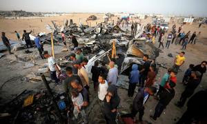 Personas afectadas por el bombardeo a un campamento de desplazados en Gaza en mayo de 2024. (Archivo)