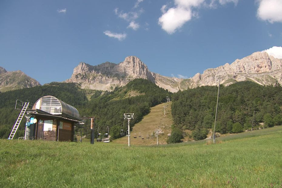 VIDÉO. 'Il y a encore un avenir' : des habitants demandent des garanties 'pour que vive' une petite station de ski en Isère