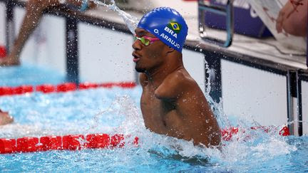 Sans bras, le prodige brésilien Gabriel dos Santos Araujo ondule pour remporter la médaille d’or sur 100 m dos aux Paralympiques 2024