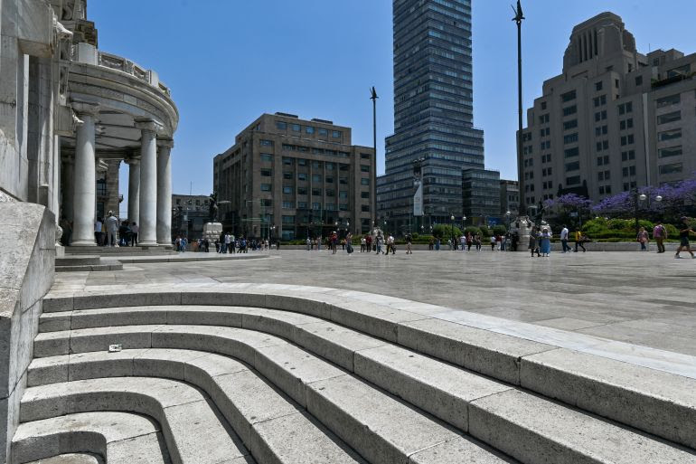 The iconic Bellas Artes Palace is sinking to its left. Viewed from above it’s difficult to tell, but from the lowest point the sinking is evident. Here again the camera is level and flat, the ground is not.