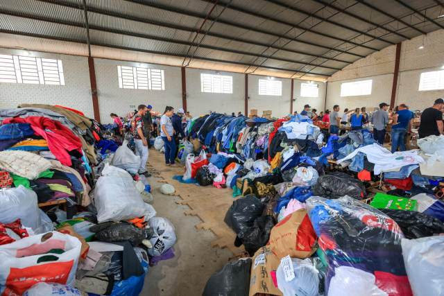Moradores desabrigados retiram doações em abrigo de Muçum
