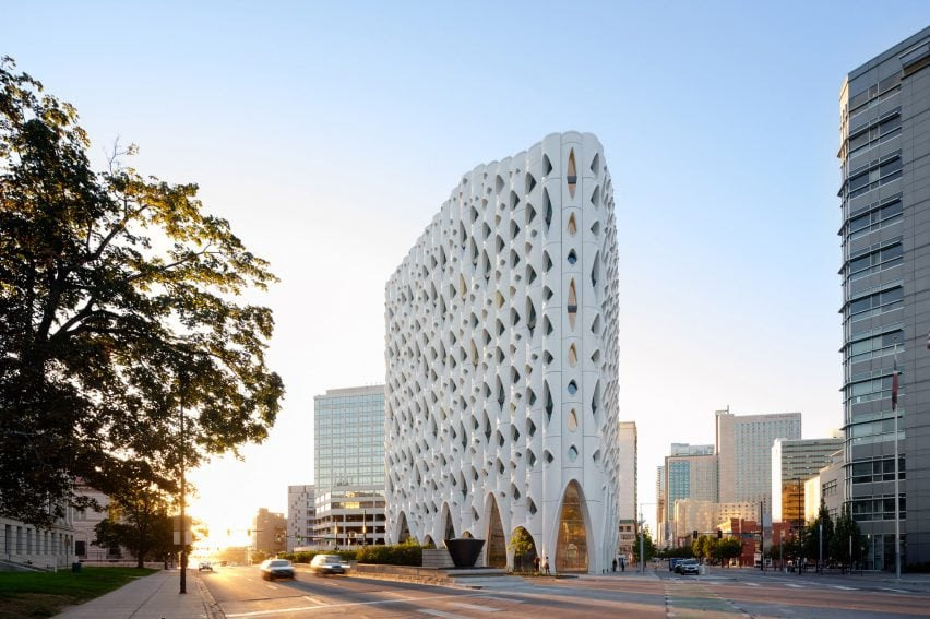 El Hotel Populus se ubica en el centro de Denver y ha sido diseñado por el estudio de arquitectura Studio Gang.