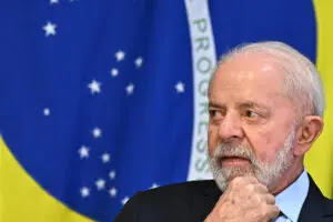 La Policía Federal informó que trabaja con la hipótesis de que los detenidos planeaban envenenar a Lula: “considerando su vulnerabilidade de salud e ida frecuente a hospitales, la posibilidad de utilización de envenenamiento o uso químicos para causar un colapso orgánico”.