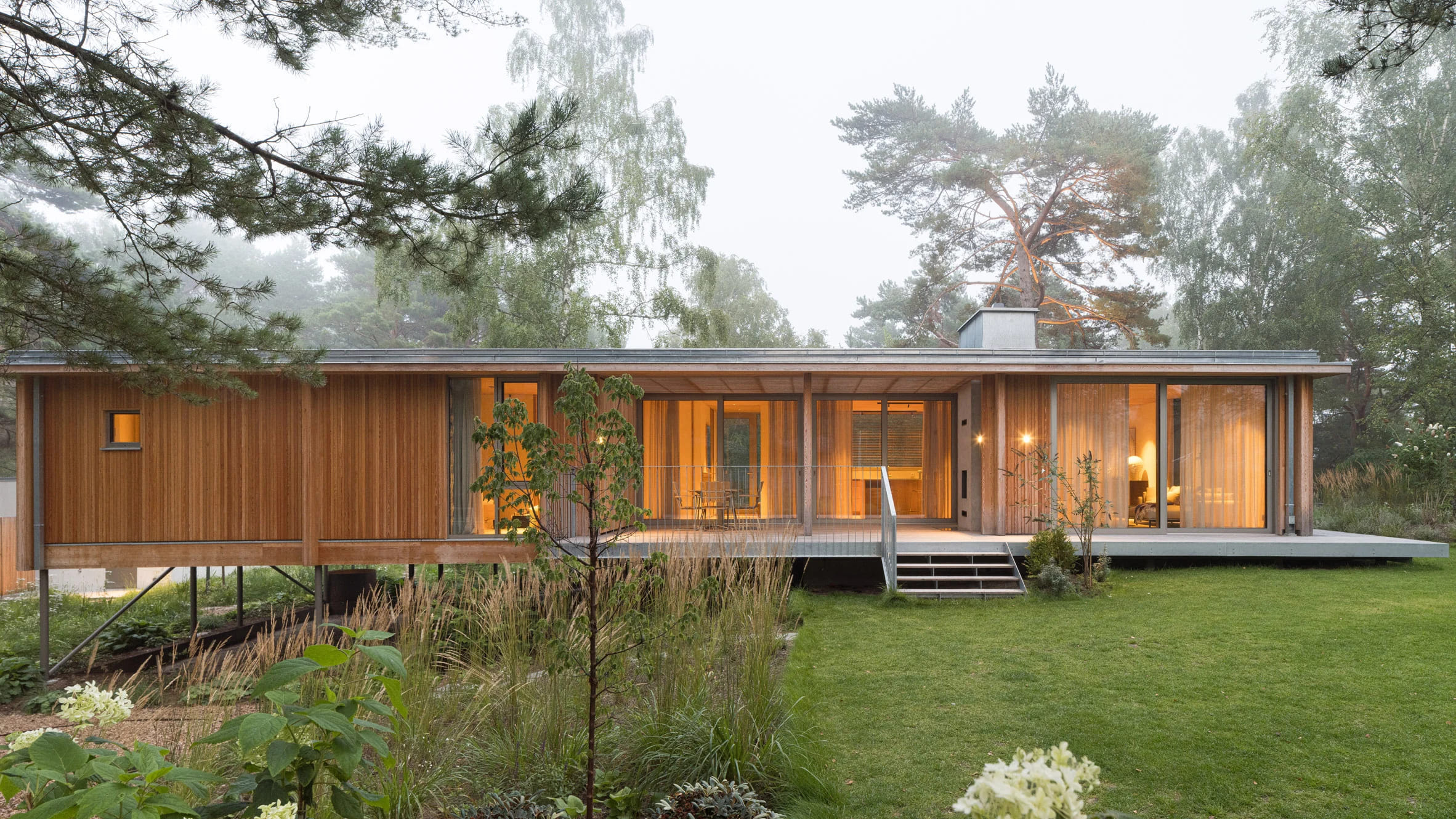 Diseñada por Johan Sundberg Arkitektur, la casa Yngsjö se ubica en la localidad sueca homónima, a las orillas del mar Báltico.