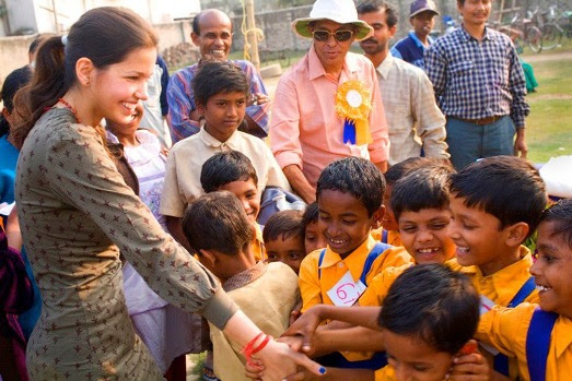 Indrani Pal-Chaudhuri berinteraksi dengan anak-anak di sekolah Ramakrishna Vedanta Vidyapith di India - EBC [Kredit foto: Shakti Regeneration Institute]