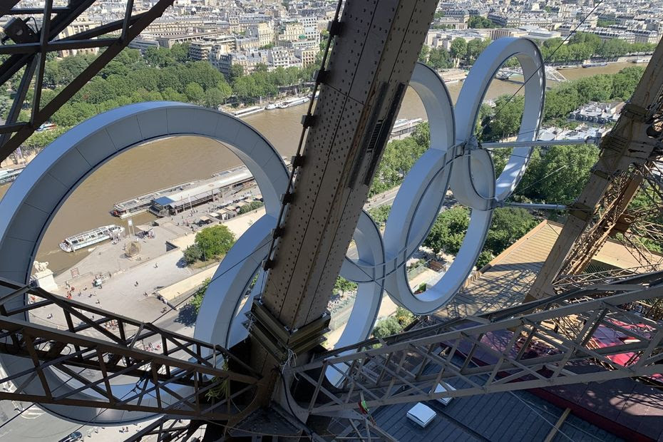 JO Paris 2024 : torches, anneaux olympiques sur la Tour Eiffel... cette usine du Creusot les a conçus !