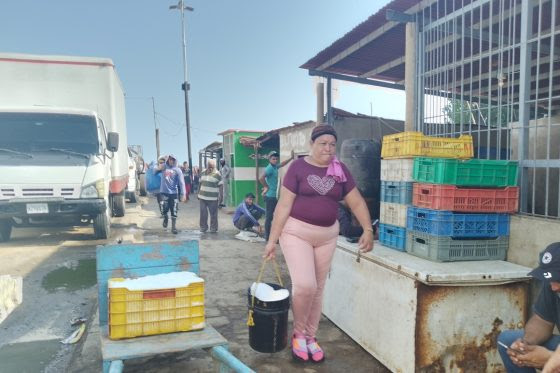 En Zazárida al occidente de Falcón las mujeres venden agua, pescado y comida para sobrevivir