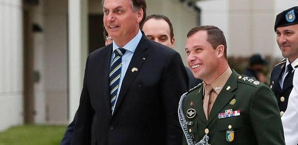O ex-presidente Jair Bolsonaro e Mauro Cid, então ajudante-de-ordens da Presidência