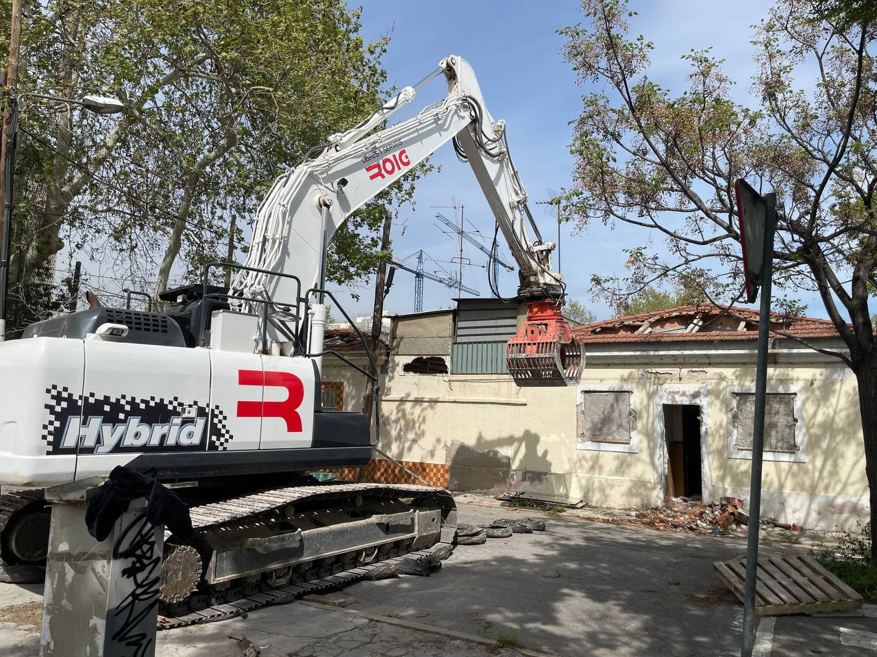 Barcelona se despide de las ‘casas baratas’ del Bon Pastor con la demolición de últimas unidades