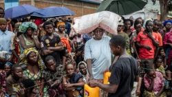 La distribuzione del cibo presso un campo profughi in Congo