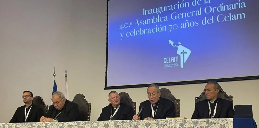 En el centro de la mesa presidencial del Celam, su presidente, el cardenal Jaime Spengler.