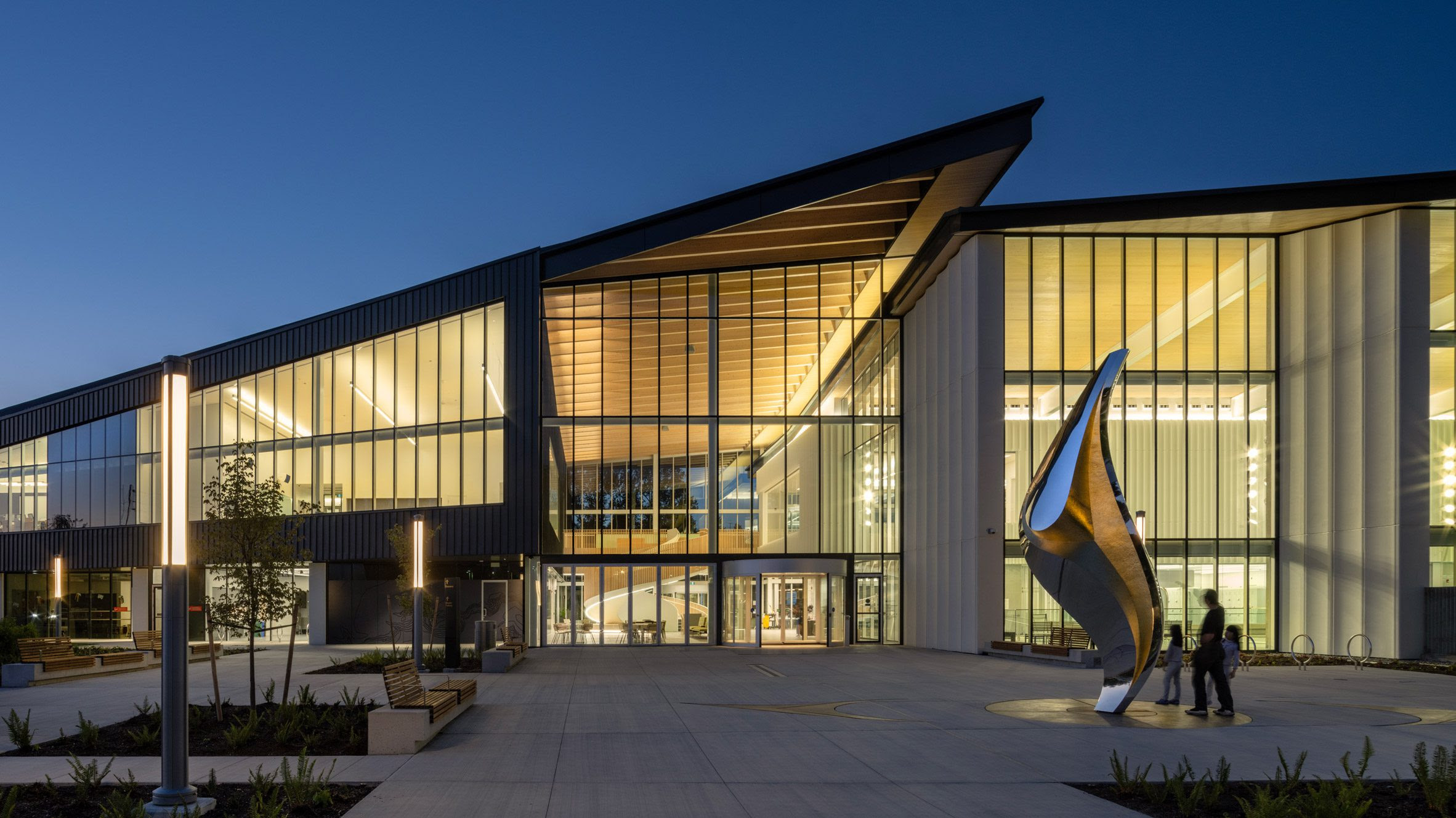 Diseñado por HCMA, el təməsew̓txʷ Aquatic and Community Centre está situado en la ciudad de New Westminster (Columbia Británica, Canadá).