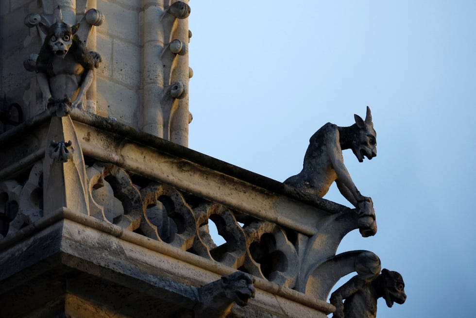 Vista de las gárgolas que adornan la Catedral de Notre-Dame, cinco años y medio después de que un incendio devastara la obra maestra gótica, en vísperas de las ceremonias de reapertura en París, Francia, el 6 de diciembre de 2024.