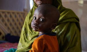 Una mujer con su hijo en un centro de apoyo a la nutrición en el norte de Darfur, una de las regiones sudanesas devastadas por la guerra. (Archivo)