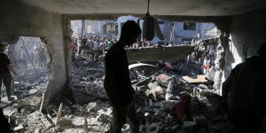 DEIR AL-BALAH, GAZA - 7 NOVEMBRE: Squadre di protezione civile e cittadini continuano le operazioni di ricerca e soccorso dopo che un attacco aereo ha colpito l'edificio di proprietà della famiglia Maslah durante il 32° giorno di attacchi israeliani a Deir Al-Balah, Gaza, il 7 novembre 2023. (Foto di Ashraf Amra/Anadolu tramite Getty Images)