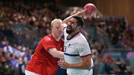 Handball aux JO de Paris 2024 : les Bleus corrigés par leurs rivaux danois pour leur entrée en lice