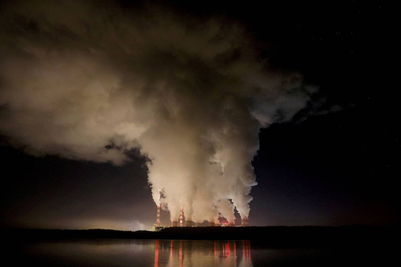 Fumaça e vapor saindo da central elétrica de Belchatow, a maior usina a carvão da Europa, na Polônia  (Foto: Kacper Pempel/Reuters)