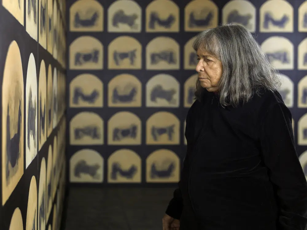 Abierto al público el archivo personal de la artista Beatriz González. Imagen: Beatriz González en su exposición "BRUMA".Juan Barbero.