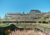 El emblemático edificio, diseñado en 1973 por Peter Foggo, es conocido como los Jardines Colgantes de Basingstoke.